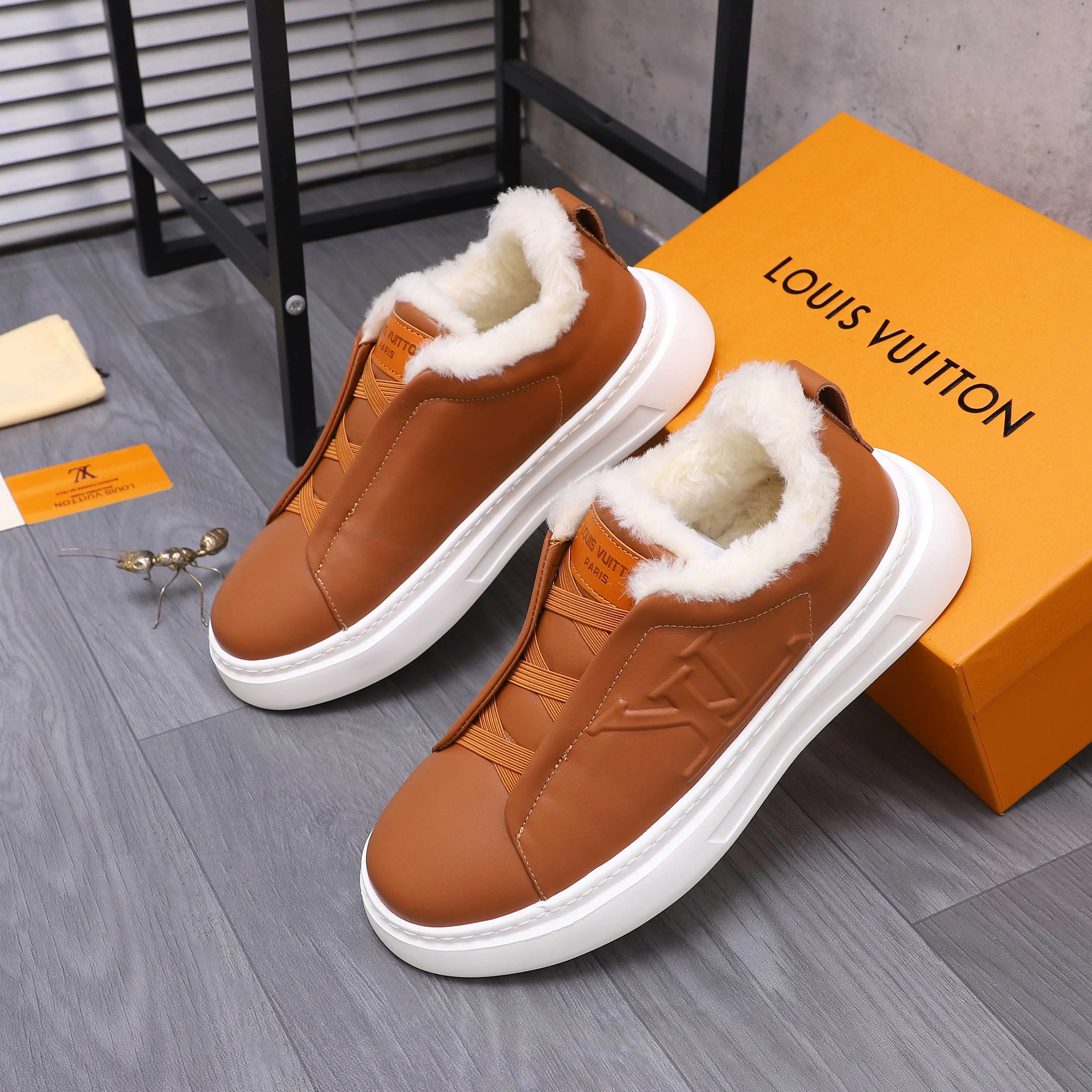 Men's shoes 💰p500 Product trademark: LV "Louis Vuitton Winter warm casual men's shoes Regular size: 38-44 Product materials: Selected high-quality cowhide upper, plush lining, rubber outsole